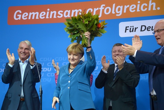 독일 총선 당시 '압승'한 기민당. 메르켈(가운데)이 꽃다발을 들어올리고 있다.