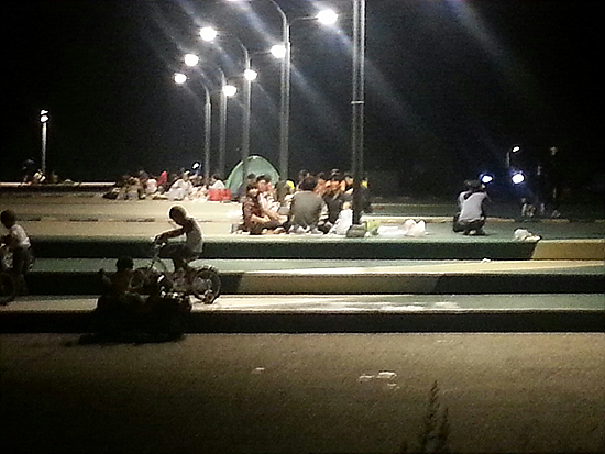 국동항 친수시설에서 취사를 하며 음식을 먹는 사람들. 지난 22일 밤 취사를 하며 음식을 먹는 사람들이 36팀이었지만 한 여름에는 아예 빈 자리가 없었다고 한다. 앞쪽에는 어린이들이 놀고 있다. 