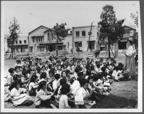초등학교 아이들이 운동장에서 수업을 받고 있다(서울, 1953. 6. 5.).. 