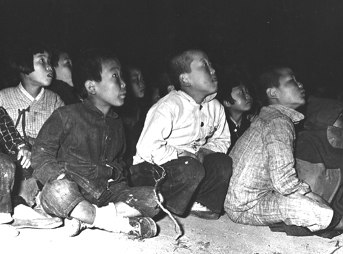 한국어린이들이 USIS(주한미공보원) 필름을 보고 있다(장소, 촬영일자 미상).