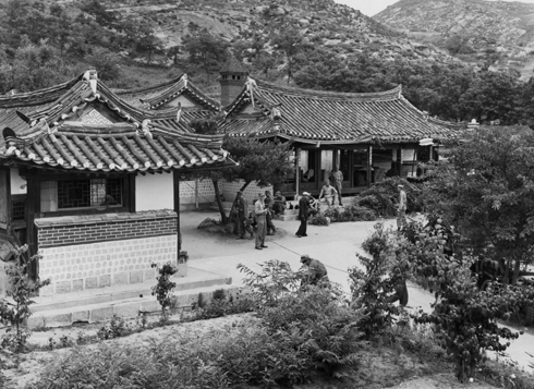 초기의 정전회담장이었던 한 한옥 내봉장(來鳳莊)이다. 이 장소는 그해 10월 24일까지 사용되다가 다음날부터 유엔군 측 요구로 판문점으로 옮겨졌다(개성, 1951. 9.).