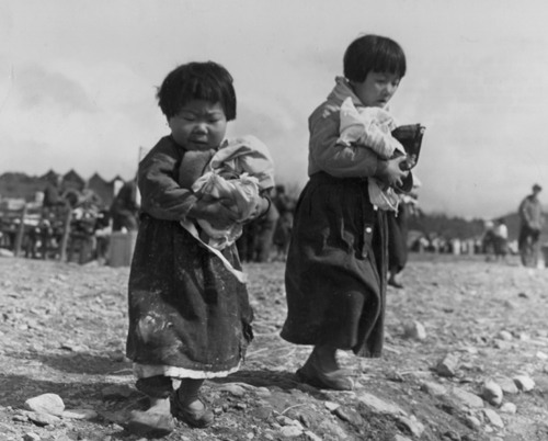 두 소녀가 유엔군에게 선물을 받아가고 있다(1951. 2. 15.)