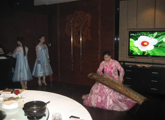 공연중인 북한 레스토랑 '천지'의 여직원들