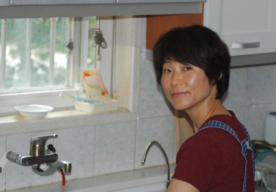 주방에서 일하고 있는 엄마의 모습. 
