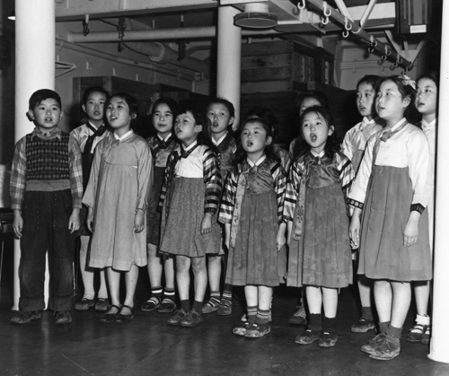 한국의 어린이들이 부산항에 정박 중인 미 해군 Wisconsin 호에서 미 해군 장병들에게 위문공연을 하고 있다(1952. 2. 25.).