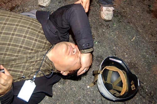 2004년 민중대회 취재 당시 전경이 시위대를 향해 던진 돌에 머리를 맞고 쓰러진 김도균 기자. 