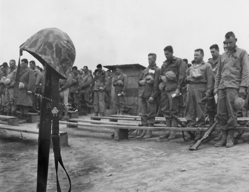 한 전우의 죽음 앞에 그의 총에다 철모를 씌우고는 추도의 기도를 드리는 유엔군들(1952. 5. 30.).