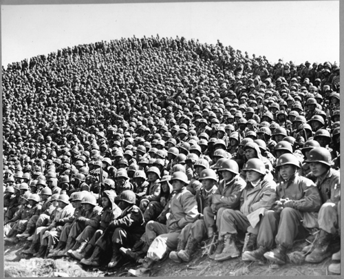 위문 공연을 보고자 산을 뒤덮은 국군장병들(1952. 4. 2.).
