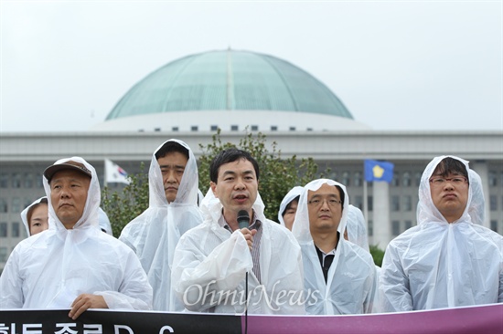 '방송공정성특위' 종료 시한 6일을 앞둔 지난 24일 전국언론노동조합은 서울 여의도 국회 정문 앞에서 특위의 미진한 성과를 규탄하고 공영방송 지배구조 개선을 촉구하는 기자회견을 열었다.