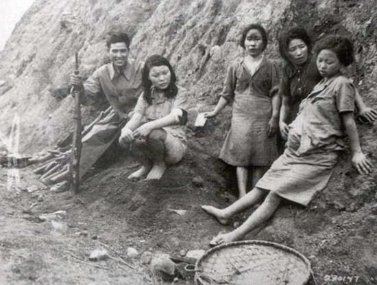 1944년 중국 윈난성에서 미군이 촬영한 일본군 조선인 위안부들 모습