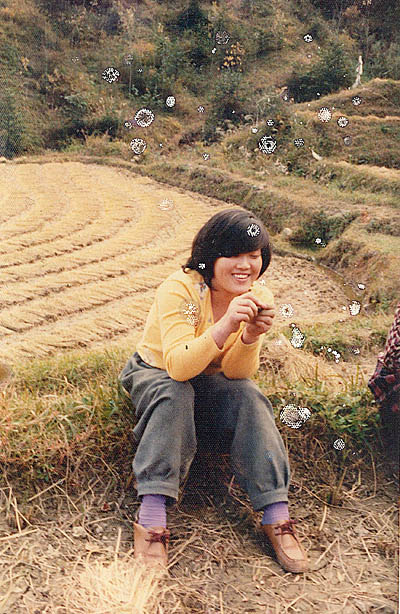 고향의 마른 논둑에 앉아 있는 어머니의 모습. 이 시절 그녀는 <여자의 일생> 같은 이미자의 노래를 즐겨 불렀다.