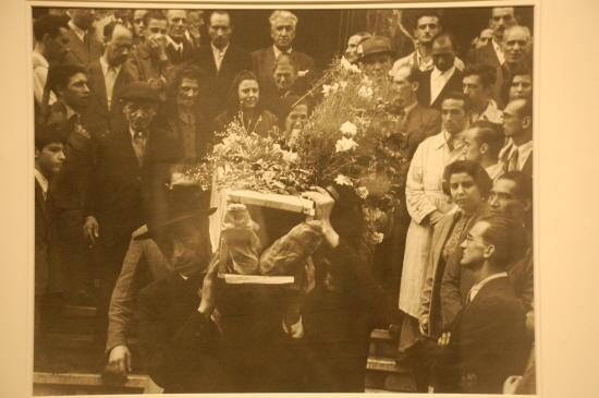 연합군이 오기 전, 독일군과 싸웠던 스무 명의 십대 게릴라군 장례식장