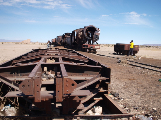 고원 위에 뼈대만 남은 기차들. (2011년 6월 사진)