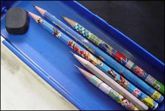 잘 다듬어진 연필들이 필통에 가지런히 누워 있습니다. 칼로 잘라낸 모습과 많이 다릅니다. 하지만 칼로 다듬은 연필은 나름대로 정감이 갑니다.