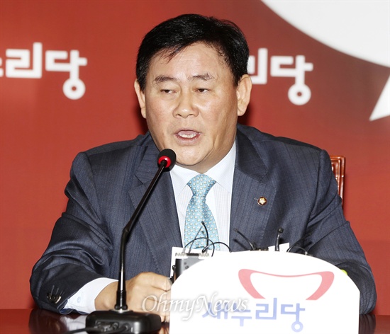 최경환 "기초연금, 모든 어르신 못 드려 죄송" 최경환 새누리당 원내대표는 지난 26일 오전 서울 여의도 국회에서 열린 최고위원회의에서 "기초연금을 모든 어르신들에게 못드려 죄송하다"며 발언하고 있다.