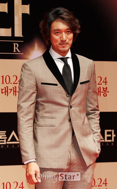  26일 오전 서울 롯데시데마 건대입구에서 열린 영화 <톱스타> 제작발표회에서 배우 김민준이 포토타임을 갖고 있다. 