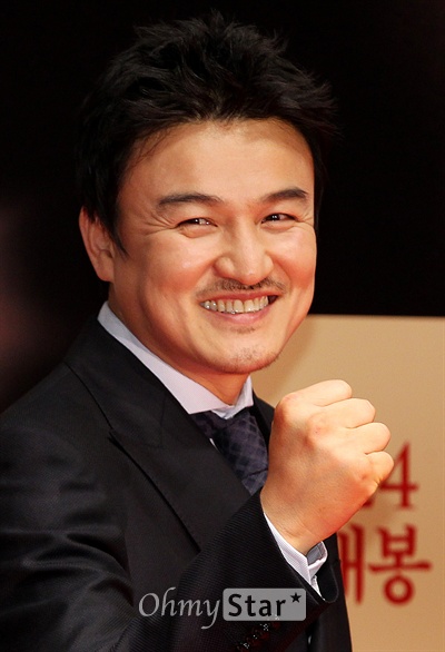  26일 오전 서울 롯데시데마 건대입구에서 열린 영화 <톱스타> 제작발표회에서 박중훈 감독이 아자를 외치고 있다. 