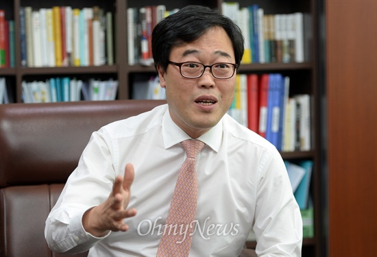 김기식 민주당 의원은 "3년 동안 내사해오다가 국정원 개혁이 전면에 제기된 시점에 이 사건을 터트린 데는 정치적 의도가 분명하지만 저쪽(국정원 등)의 의도를 이유로 내부의 정치적 비판을 유보하면 안 된다"고 지적했다.
