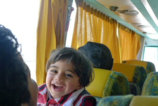 '함자' 하고 이름을 부르면 활짝 웃으며 달려가 폭 안기던 아이는 버스 안 승객들의 사랑을 독차지 했다.
