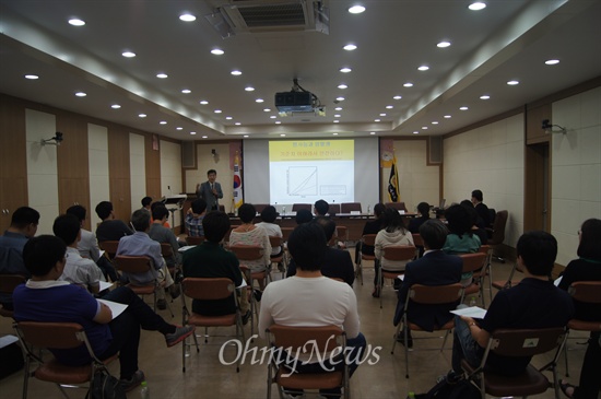 방사능으로부터 안전한 학교급식을 위한 대구경북시민모임은 26일 오후 대구시의회 3층 회의실에서 조례제정을 위한 토론회를 열었다. 김익중 동국대 교수가 기조발제를 하고 있다.