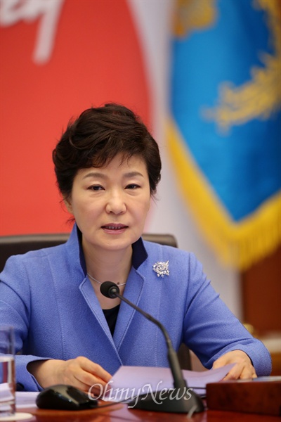 박근혜 대통령이 26일 청와대에서 열린 국무회의에서 발언하고 있다. 이날 박 대통령은 기초연금 논란과 관련해 사과했다. 