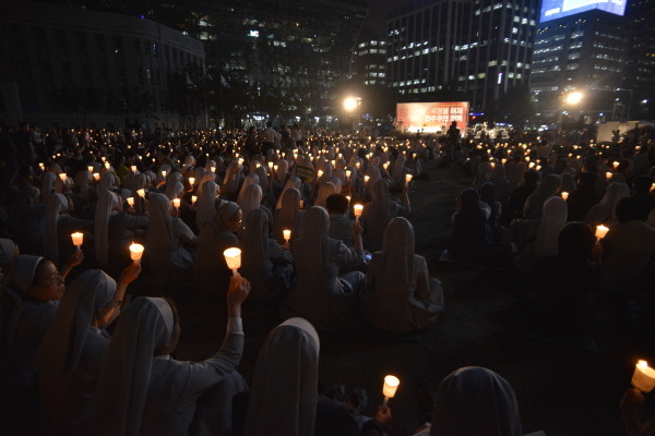 천주교정의구현전국사제단의 9월 23일 저녁 서울광장 시국기도회의 한 장면
