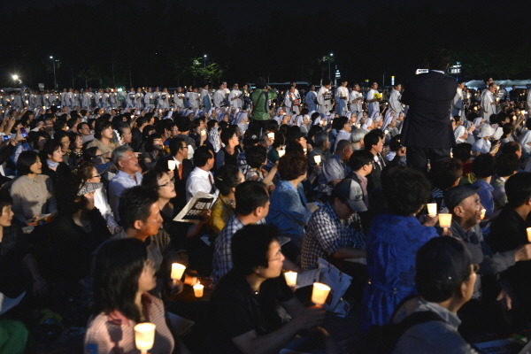 9월 23일 저녁 서울광장에서 거행된 천주교정의구현전국사제단의 시국기도회를 시작하기 위해 제단 앞으로 입장하는 사제들. 200명이 넘는 사제들이 참례했다.  