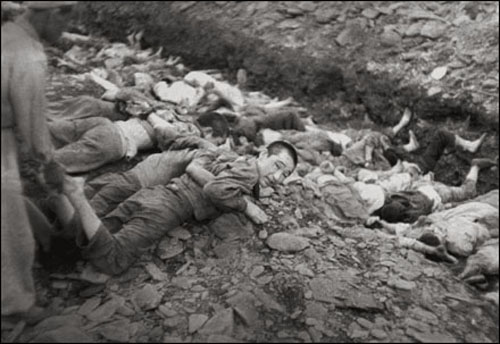대전 산내 골령골 민간인처형장면(1950. 7.) 이날 학살현장에는 헌병대와 경찰 등이 총을 들었다.