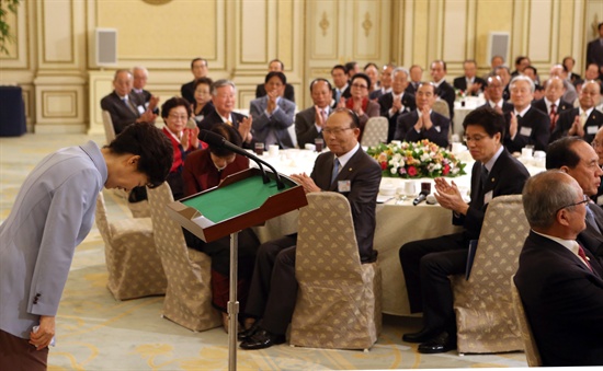 박근혜 대통령이 지난 9월 27일 청와대 영빈관에서 열린 노인의 날 기념 전국 어르신 초청 오찬행사에서 인사말을 마친뒤 고개숙여 인사하고 있다.