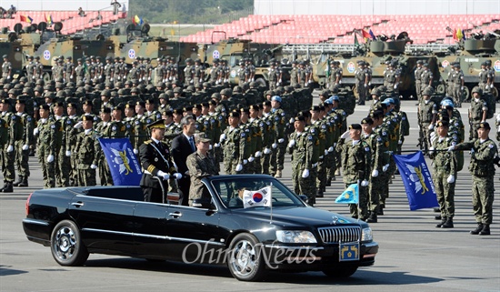 2013년 9월 27일 오전 경기도 성남 서울공항에서 열린 건군 제65주년 국군의 날 기념행사 최종 리허설에서 김관진 국방부 장관이 사열하고 있다. 