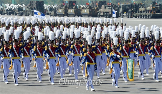2013년 9월 27일 오전 경기도 성남 서울공항에서 열린 건군 제65주년 국군의 날 기념행사 최종 리허설에서 육군사관학교 생도들이  분열을 하고 있다.