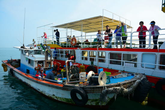 해상 관광중 2구 대풍리에서 잠시 배를 어선에 대고 생선회를 손님들에게 팔고 있다. 