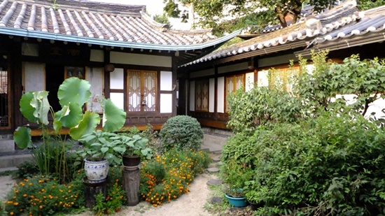 오래된 고택의 분위기를 최대한 살린 서울 게스트하우스. 