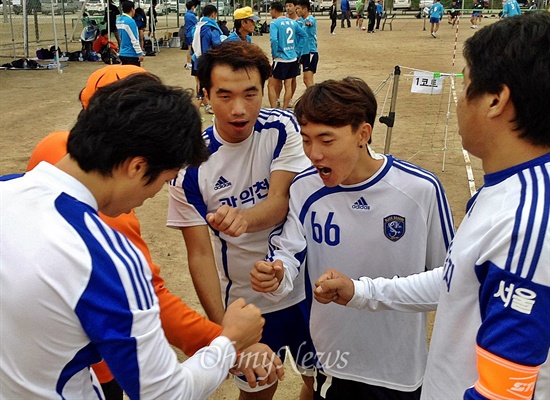  제11회 <오마이뉴스> 전국 직장인 족구대회가 28일 서울 마포구 망원유수지 체육공원에서 열렸다. 대회에 참가한 '관악천지족구단' 팀이 경기 도중 화이팅을 외치고 있다.