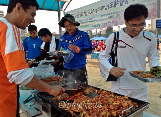  제11회 <오마이뉴스> 전국 직장인 족구대회가 28일 서울 마포구 망원유수지 체육공원에서 열렸다. 참가 선수들이 점심식사를 위해 음식을 받고 있다.