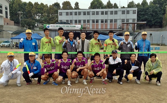  제11회 <오마이뉴스> 전국 직장인 족구대회가 28일 서울 마포구 망원유수지 체육공원에서 열렸다. 결승에 진출한 '서울백호' 팀과 '오쿠족구단A' 팀이 경기전 기념촬영을 하고 있다.