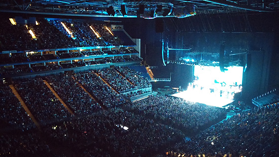 2만 석 규모의 공연장이 거의 빈틈없이 꽉찬 로드 스튜어트의 런던 공연.