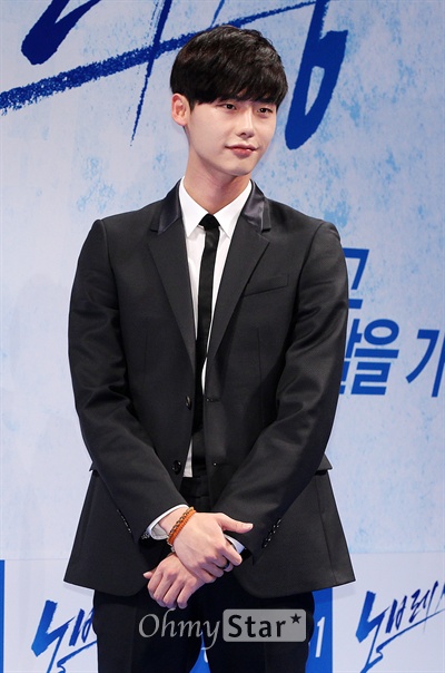  30일 오전 서울 압구정CGV에서 열린 영화 <노브레싱> 제작보고회에서 배우 이종석이 포토타임을 갖고 있다. 