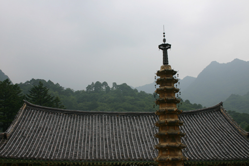보현사 대웅전에서 바라본 8각 13층탑과 묘향산 멧부리(2005. 7. 24.).