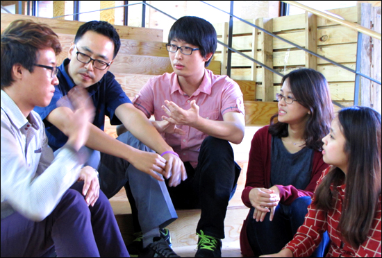 이의헌 점프 대표와 김유진 점프 사무국장 그리고 학생들이 함께 대화를 나누고 있다.