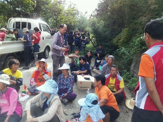 한국전력공사가 송전탑 공사를 재개한 가운데 1일 오전 밀양시 단장면 바드리 마을 입구에서 주민들이 공사장비 진입을 막으며 앉아있다. 