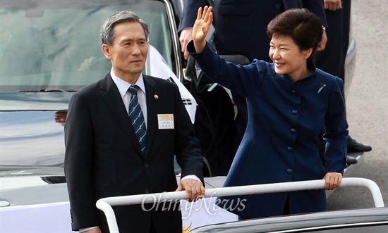 박근혜 대통령이 1일 오전 경기도 성남 서울공항에서 열린 건군 제65주년 국군의 날 기념행사에서 참석자들에게 손을 흔들며 인사하고 있다.
이날 박 대통령은 "지금 우리를 둘러싼 한반도와 동북아의 안보 환경은 매우 엄중하다, 북한은 핵개발을 고집하면서 점점 더 고도화시켜가고 있다"며 "북한이 핵을 내려놓고 북한 주민과 한반도 평화를 위한 올바른 선택을 할 때까지 강력한 대북억지력을 구축해야만 한다"고 말했다. 