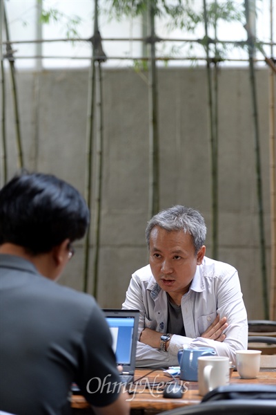 지난 9월 30일 오후, 휴머니스트 1층 카페에서 김학원 대표를 만나 이야기를 나눴다.