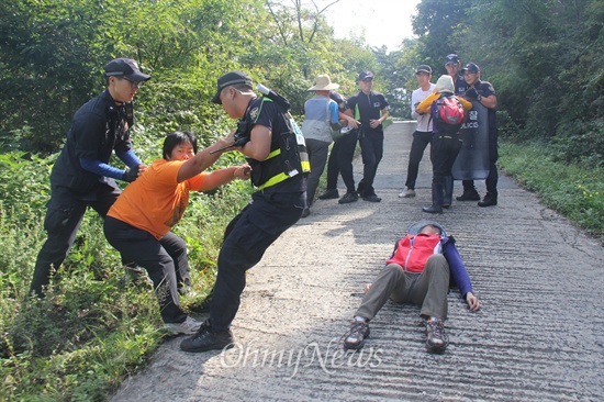  한국전력공사가 밀양 송전탑 공사 재개를 위해 1일 장비와 인력을 현장이 투입한 가운데, 이날 오전 밀양시 단장면 바드리 마을 철탑 현장 입구에는 주민 30여명이 모여 장비 진입 등을 막으며 경찰과 대치하거나 충돌했다. 사진은 경찰 저지선을 뚫고 산길을 따라 올라가던 주민들이 다시 경찰과 실랑이를 벌이는 모습.