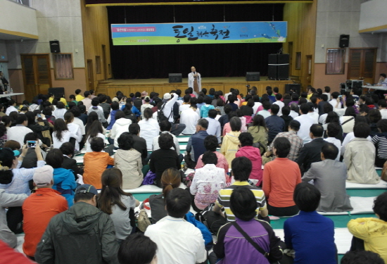 좋은벗들 통일체육축전 새터민들과 남한 사회 적응의 어려움에 대해 즉문즉설 하고 있는 법륜스님.