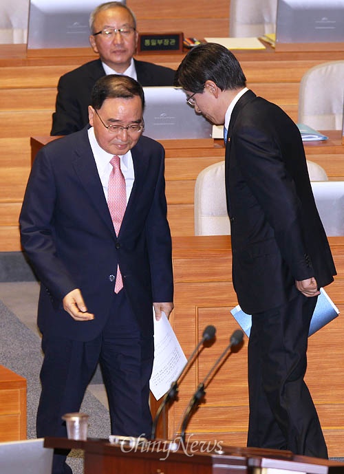 황교안 법무부 장관이 1일 국회 본회의에서 채동욱 전 검찰총장 사퇴 파문과 관련한 긴급현안질의에 답변한 뒤 돌아서며 정홍원 국무총리와 스치고 있다.