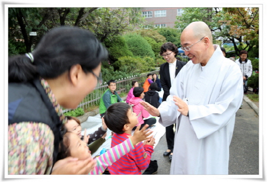 좋은벗들 통일체육축전 행사장 구석구석을 돌아보며 새터민들과 인사하는 법륜스님.