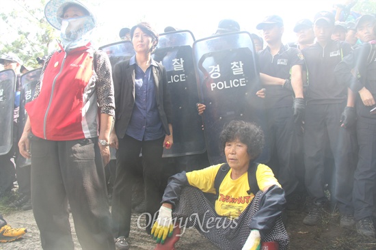  한국전력공사가 밀양 송전탑 공사 재개를 위해 1일 장비와 인력을 현장이 투입한 가운데, 이날 오전 밀양시 단장면 바드리 마을 철탑 현장 입구에는 주민 30여명이 모여 장비 진입 등을 막으며 경찰과 대치하거나 충돌했다.