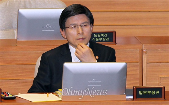 2013년 10월 1일, 국회 본회의에서 출석한 황교안 법무부 장관이 채동욱 전 검찰총장 사퇴 파문과 관련한 긴급현안질의를 지켜보며 생각에 잠겨 있다.