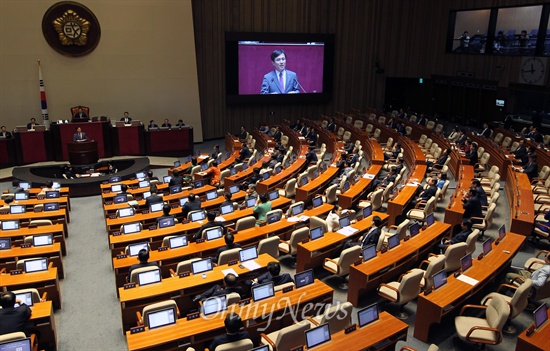 김진태 새누리당 의원이 1일 국회 본회의에서 열린 긴급현안질의에서 "채동욱 전 총장과 임아무개씨(내연녀로 지목)의 관계가 틀어졌는데, 임씨가 채 전 총장과 모 여성 정치인 사이에 부적절한 관계를 의심했다는 제보가 있다"고 폭로하자, 민주당 의석에서 야유가 쏟아지고 있다.